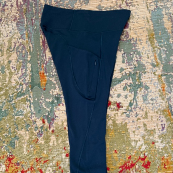 💙 Athleta Navy Athletic Capri Pants. - Picture 5 of 10